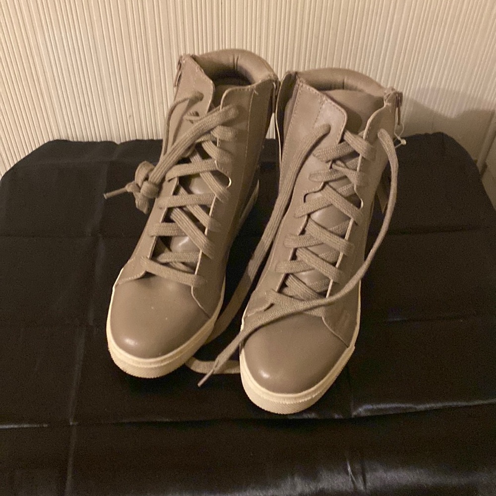 Joe boxer womens wedged shoe size 11